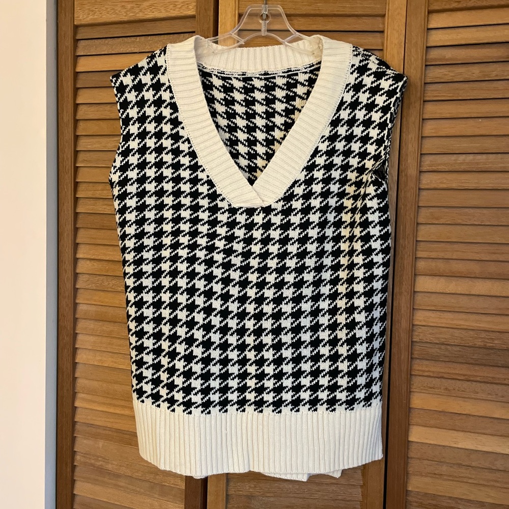 Classic Houndstooth V-Neck Sweater Vest - Black & White